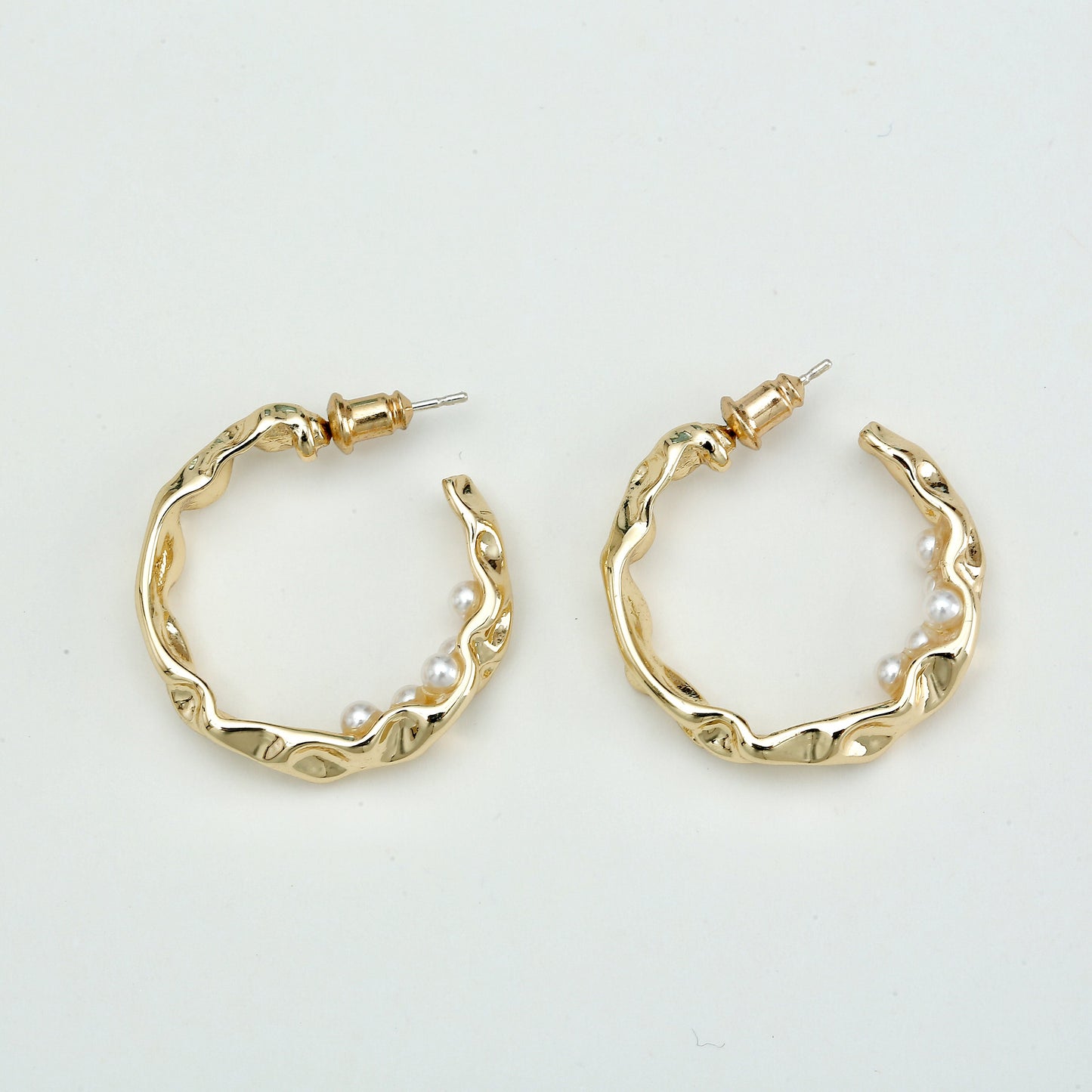 Irregular hoop earrings with mini pearls