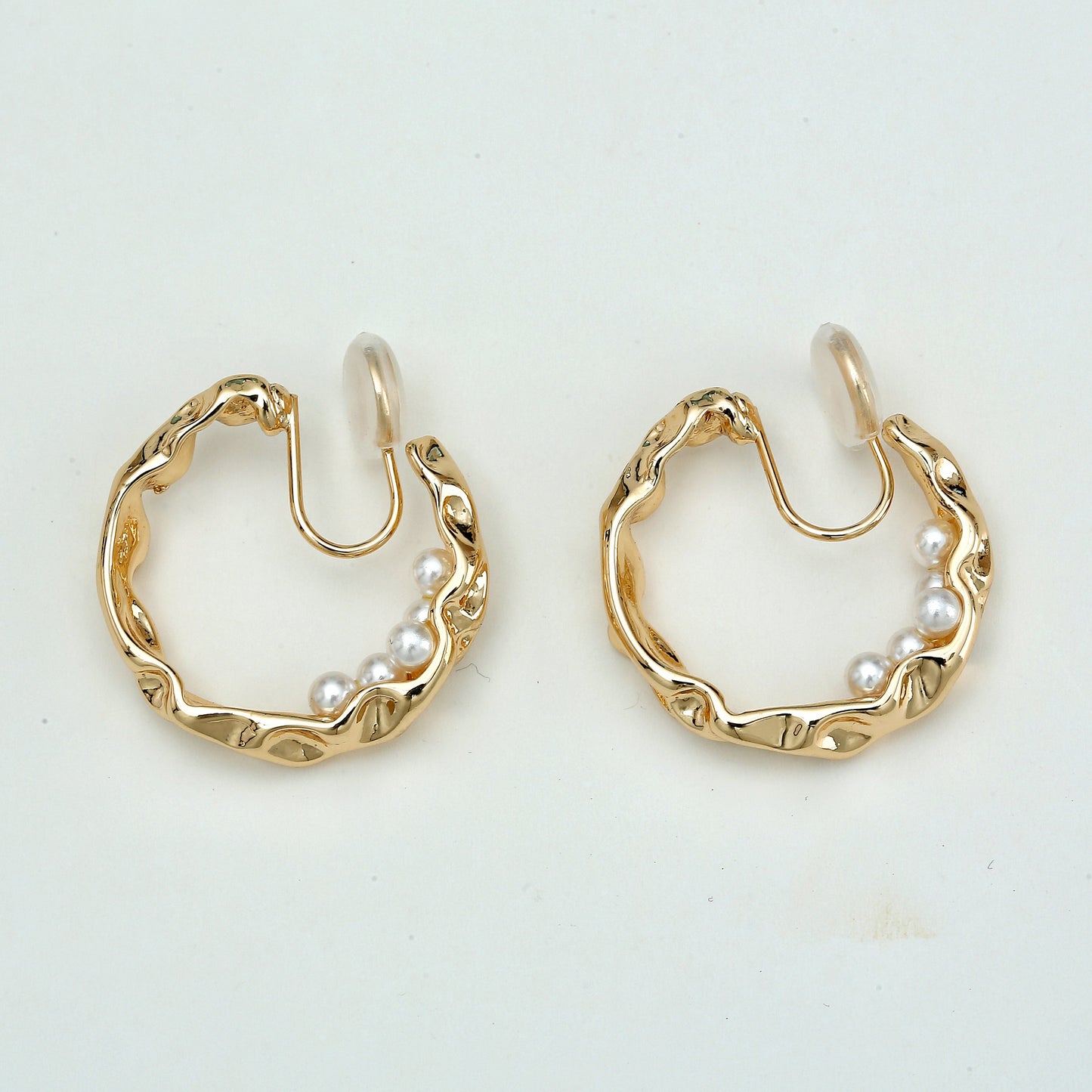 Irregular hoop clip-on earrings with mini pearls